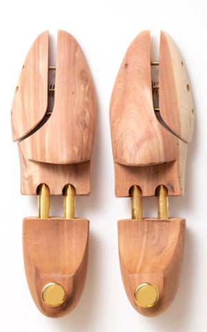 utiliza hormas de madera o plastico para el cuidado de tus zapatillas minimalistas