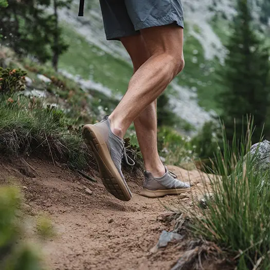 adaptarse al senderismo con zapatillas minimalistas